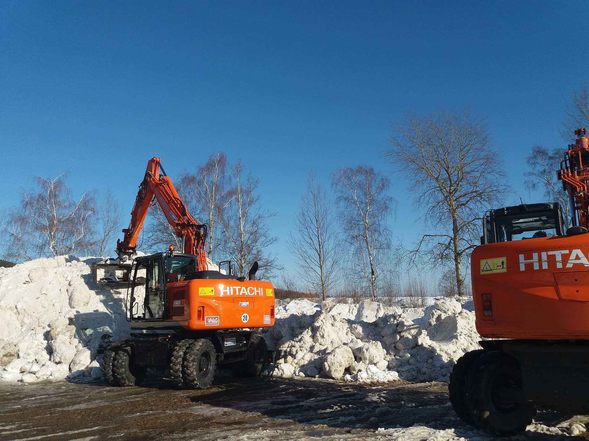 Hitachi-Mobilbagger beim Schneebaggern